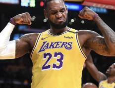 玩加电竞-包含詹姆斯连续十五场比赛得分超过连败，勇士挑战极限！的词条