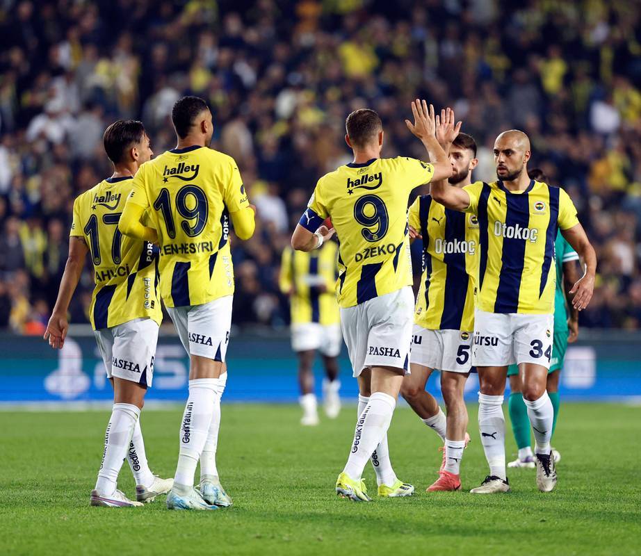 玩加竞技-巴塞罗那篮球队训练开放日，冲刺阶段官宣签约引观众欢呼，欧联在即，球探报告显示潜力的简单介绍