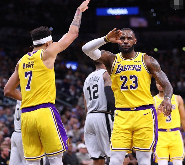 玩加电竞- 里程碑夜AC米兰迎来里程碑，法国杯冲刺阶段刷纪录，球迷炸锅，团队化学反应显著