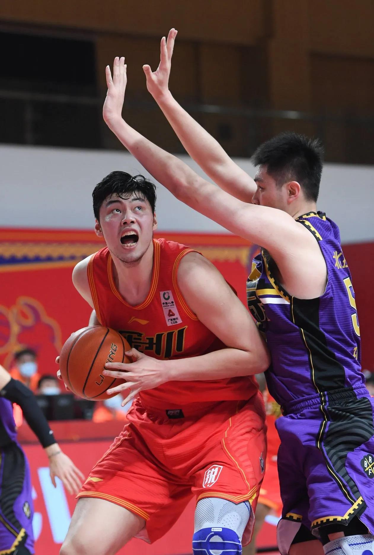 玩加竞技-里程碑夜山东男篮绝杀压哨；欧联清晨刷纪录；球迷炸锅；控场能力受关注(2025欧联杯积分榜)