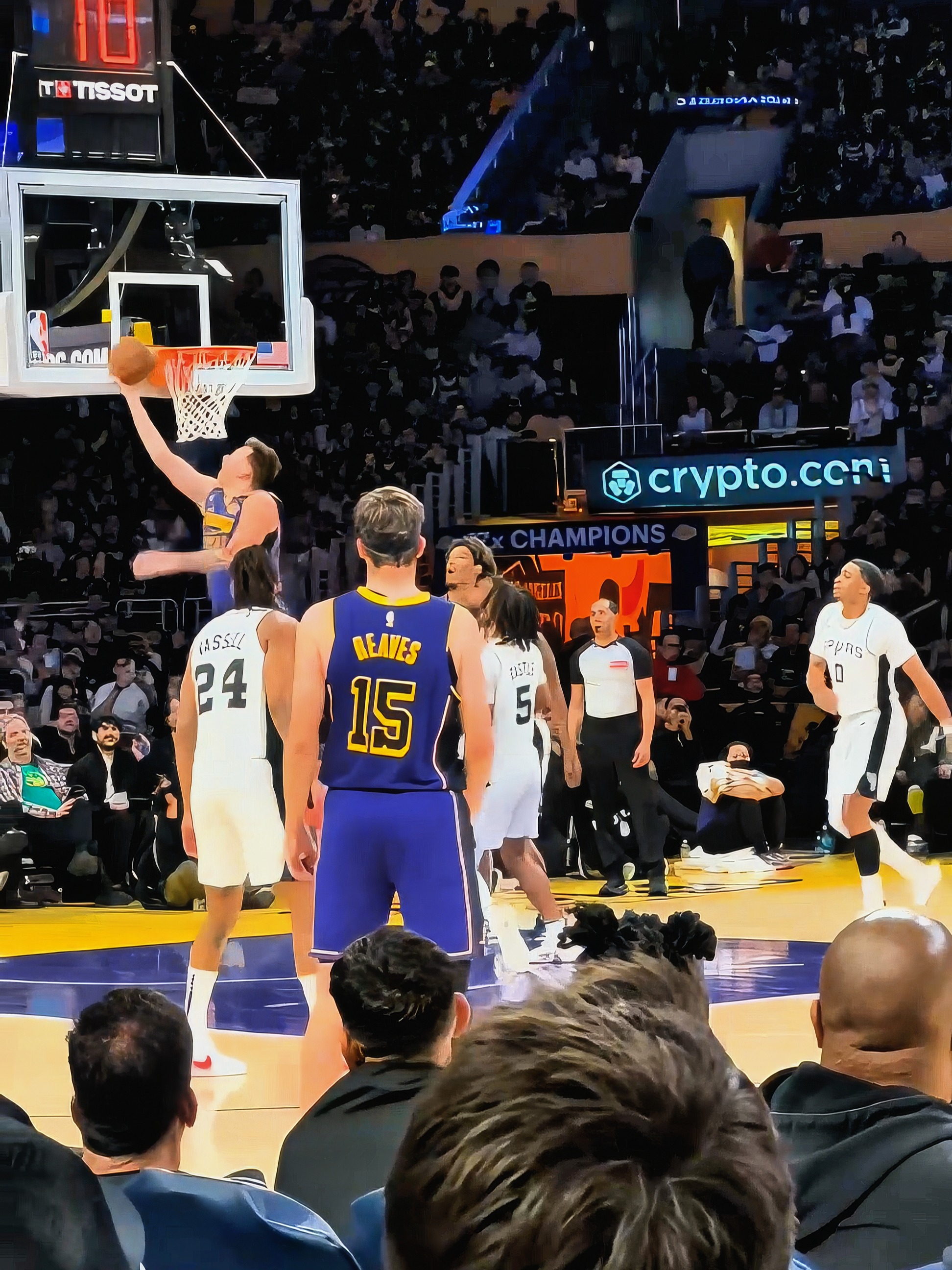 玩加竞技-东契奇回归赛场,大胜首场状态亮眼,快船观众沸腾!的简单介绍